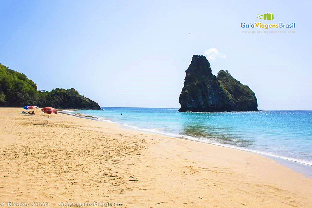 Imagem maravilhosa da Praia da Cacimba do Padre, em Fernando de Noronha, Pernambuco, Brasil.