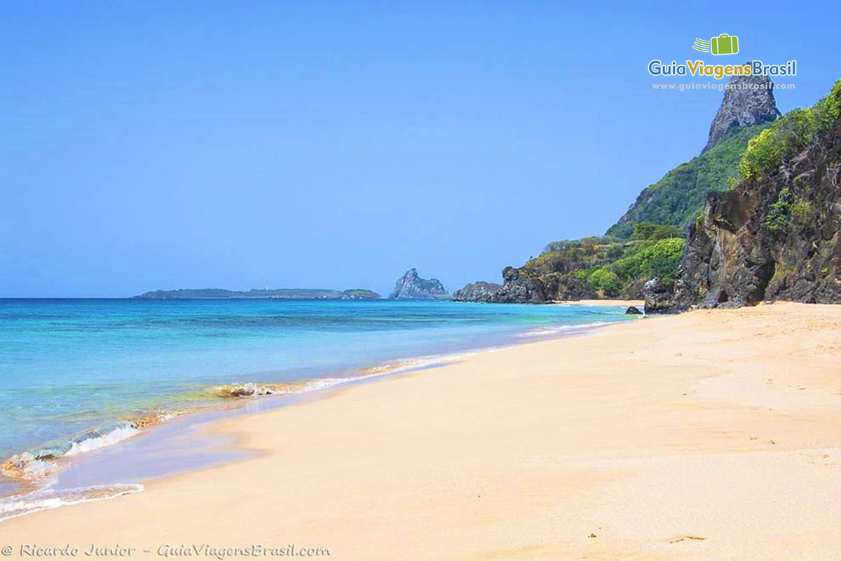 Imagem do canto da Praia da Cacimba do Padre, em Fernando de Noronha, Pernambuco, Brasil.