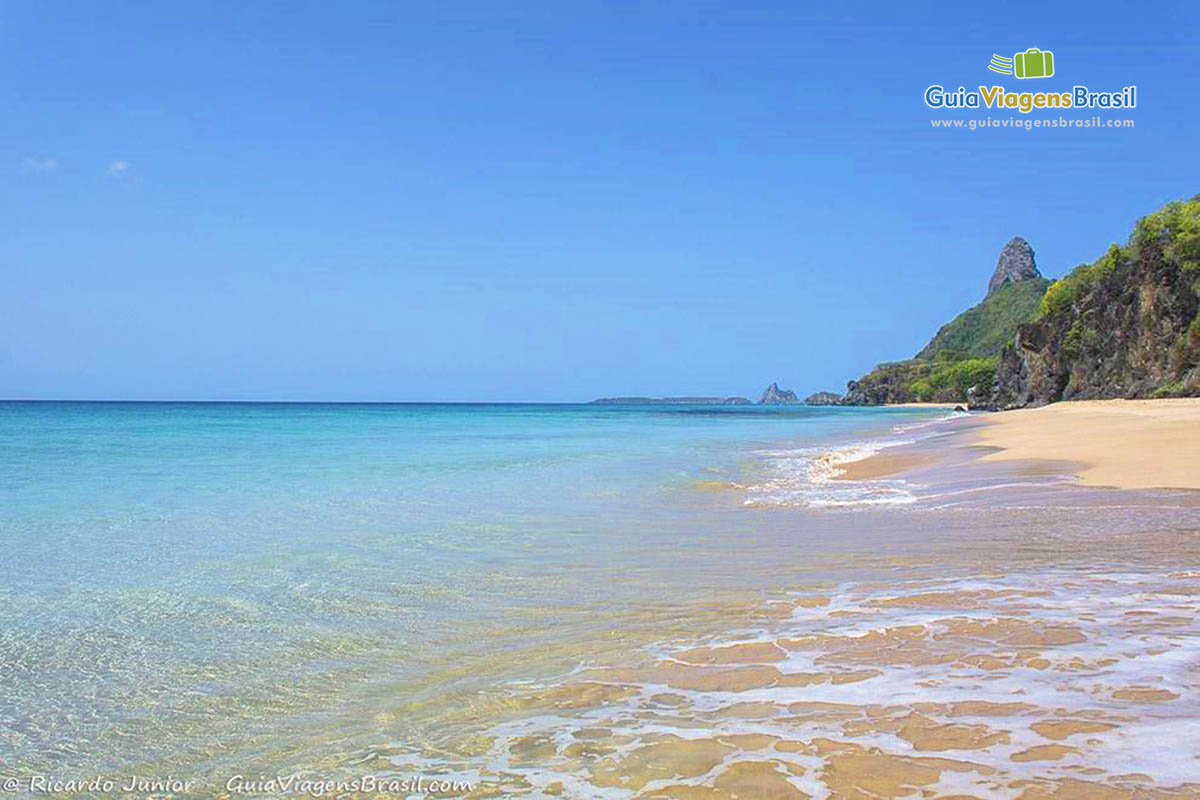 Imagem da beira do mar da Praia da Cacimba do Padre, em Fernando de Noronha, Pernambuco, Brasil.