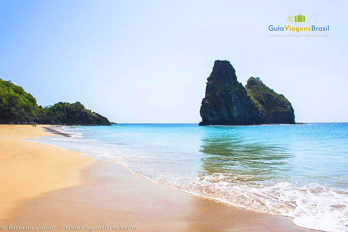 Imagem da luz do sol brilhando nas águas transparentes da Praia da Cacimba do Padre, em Fernando de Noronha, Pernambuco, Brasil.