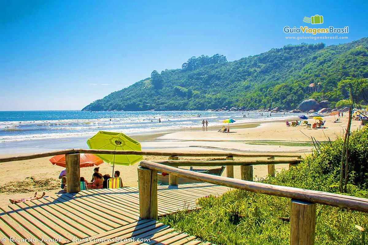 Imagem de um rampa de madeira na chegada da Praia de Conceição.