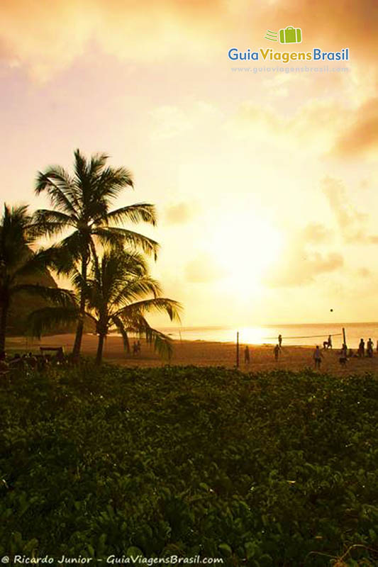 Imagem de um entardecer aconchegante, na Praia da Conceição, em Fernando de Noronha, Pernambuco, Brasil.