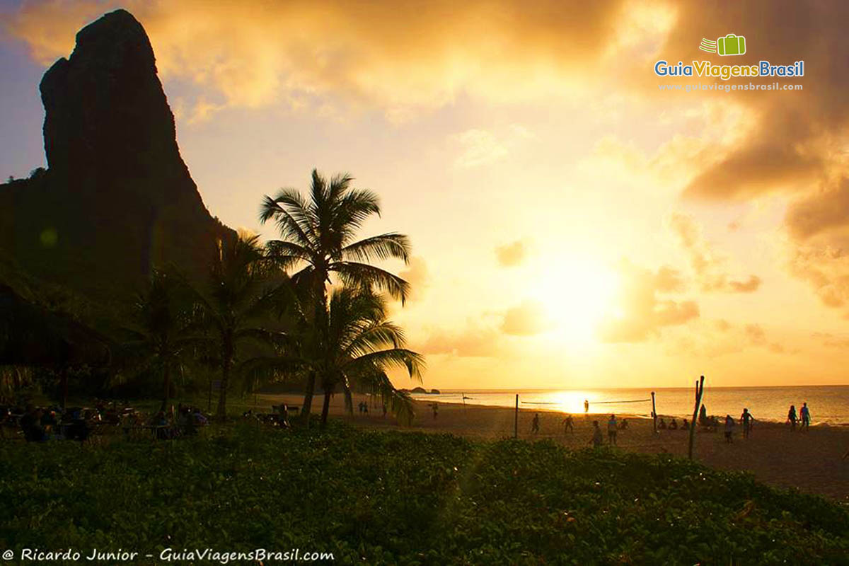 Imagem de uma linda paisagem, pôr do sol, na Praia da Conceição,  em Fernando de Noronha, Pernambuco, Brasil.