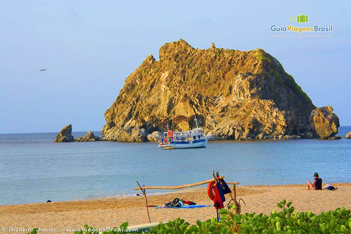 Imagem de barco de passeio na Praia da Conceição, em Fernando de Noronha, Pernambuco, Brasil.