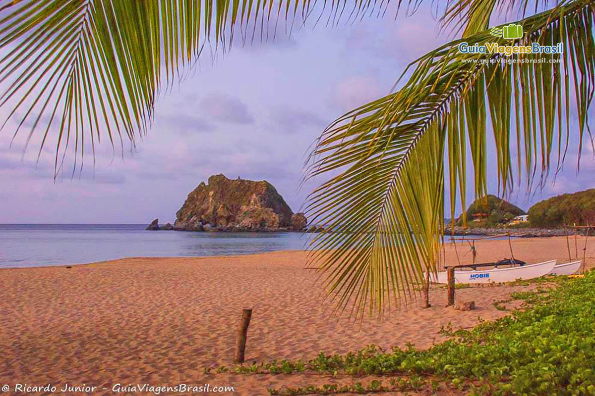 Imagem da tarde e com a Praia da Conceição já tranqüila, em Fernando de Noronha, Pernambuco, Brasil. 