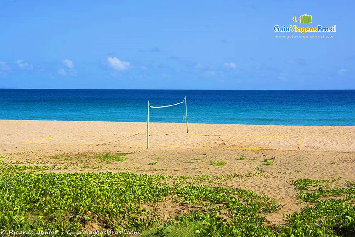 Imagem de uma rede de vôlei já colocada na Praia da Conceição, em Fernando de Noronha, Pernambuco, Brasil.