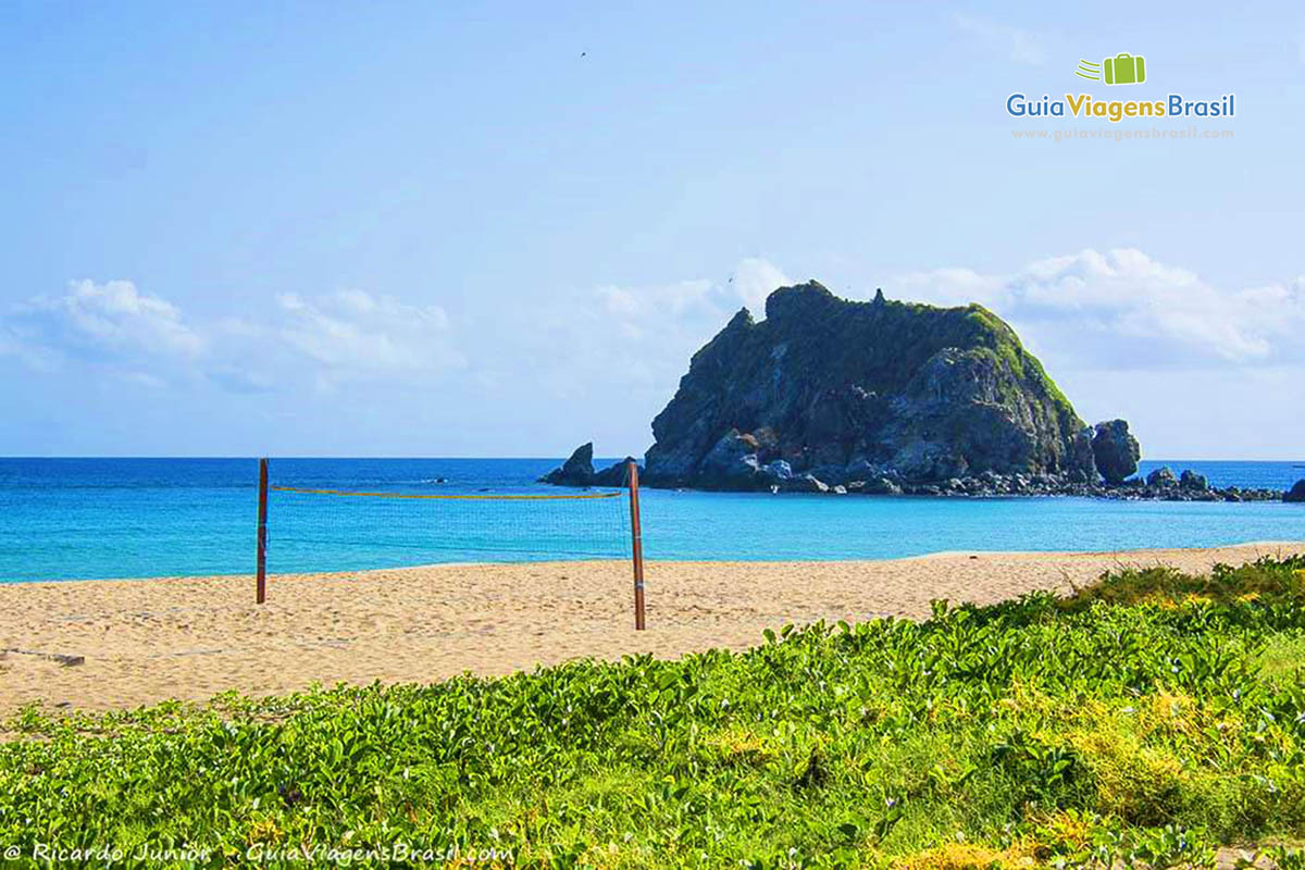 Imagem da rede de futevolei colocada, e ao fundo o mar lindo da Praia da Conceição, em Fernando de Noronha, Pernambuco, Brasil.