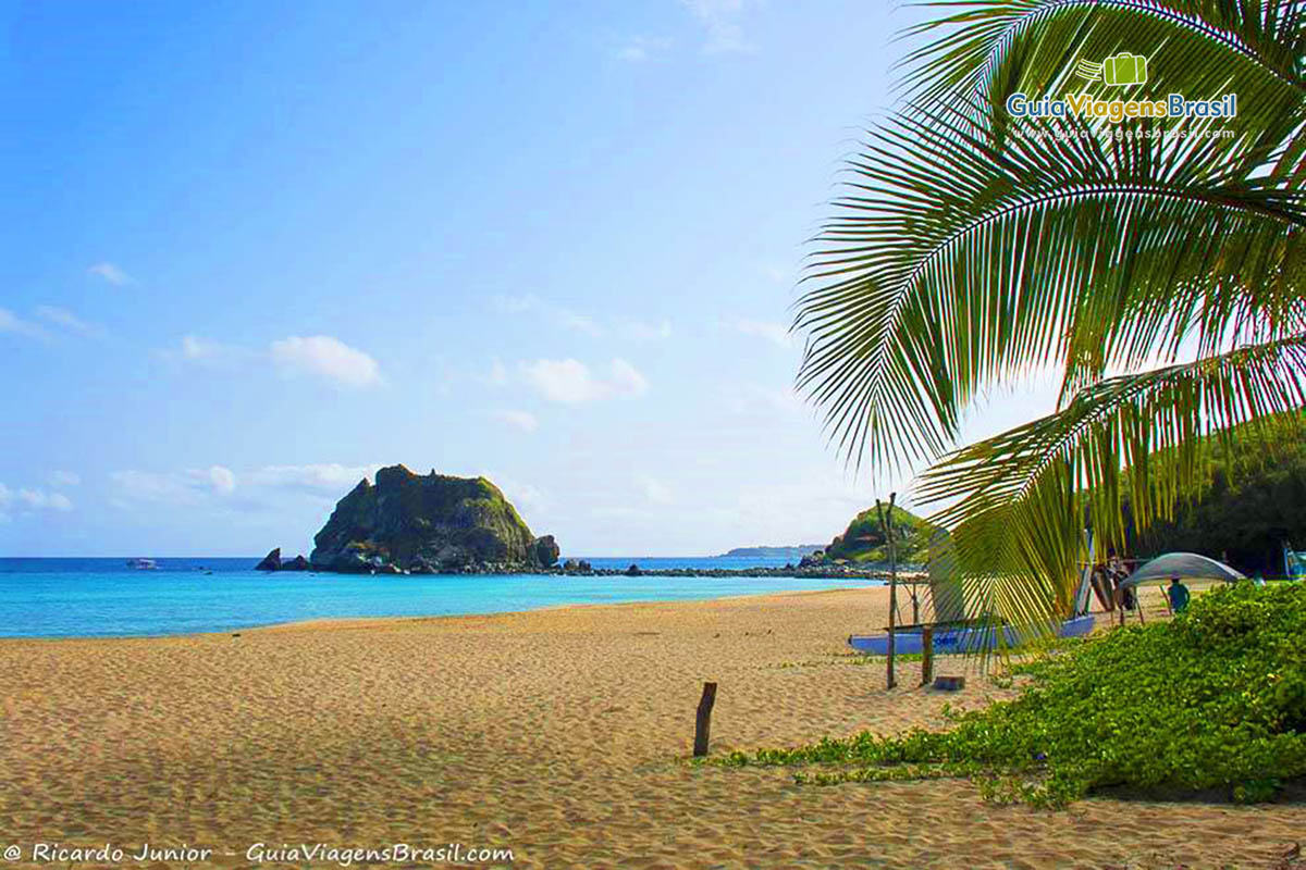 Imagem da bela Praia da Conceição, em Fernando de Noronha, Pernambuco, Brasil.