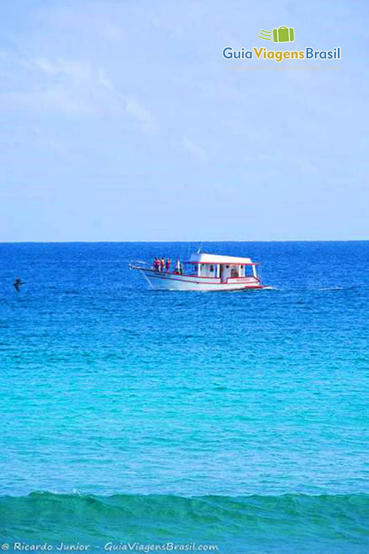 Imagem de barco em alto mar, na Praia da Conceição, em Fernando de Noronha, Pernambuco, Brasil.