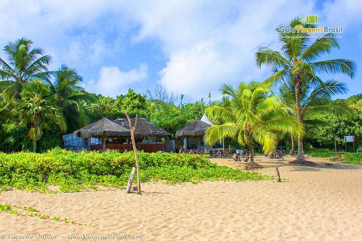 Imagem de quiosques na Praia da Conceição, em Fernando de Noronha, Pernambuco, Brasil.