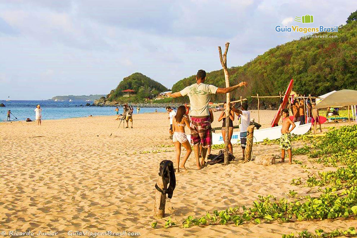 Imagem de turista no slackline, esporte aflorado na Praia da Conceição, em Fernando de Noronha, Pernambuco, Brasil.