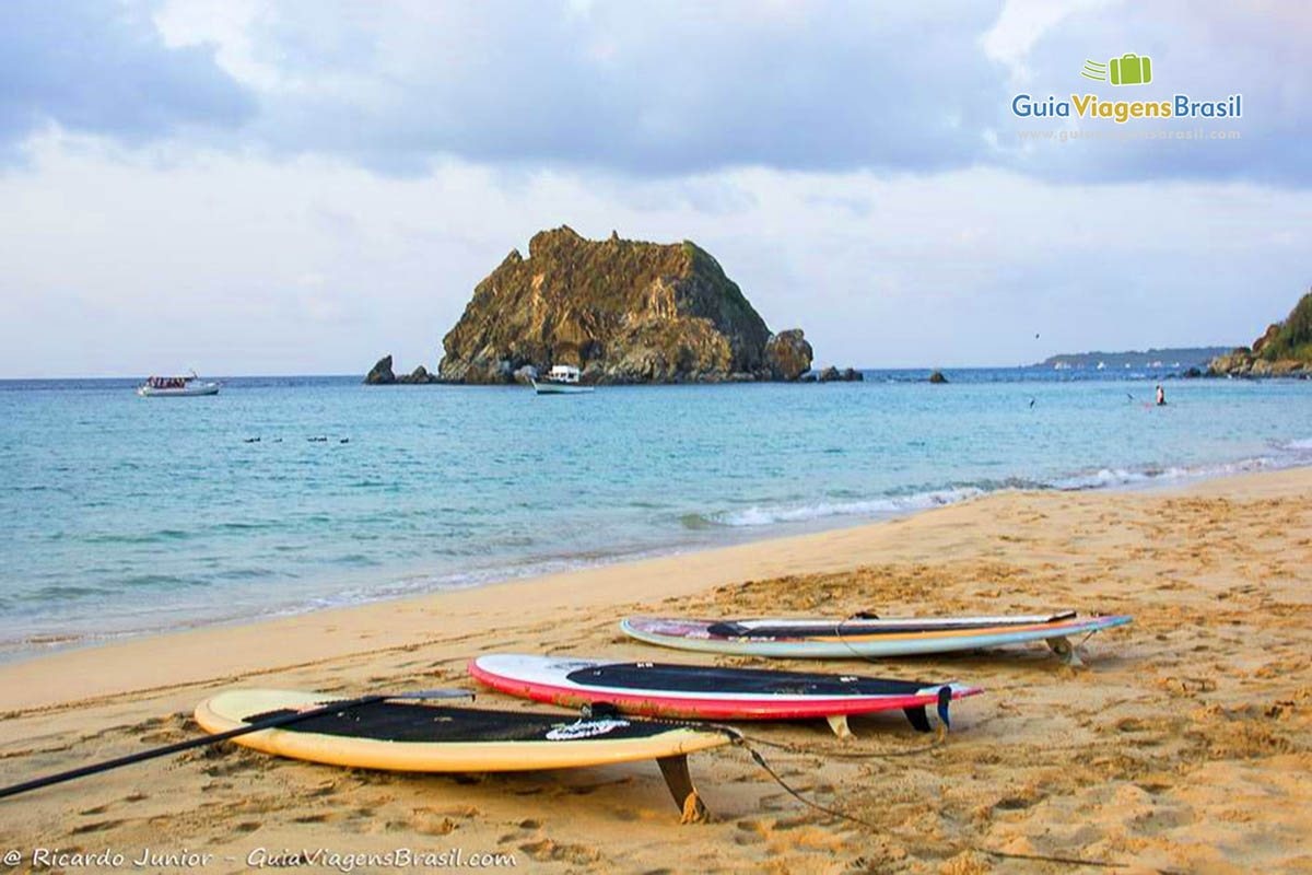 Imagem de prancha stand up lado a lado na beira do mar, na Praia da Conceição, em Fernando de Noronha, Pernambuco, Brasil.