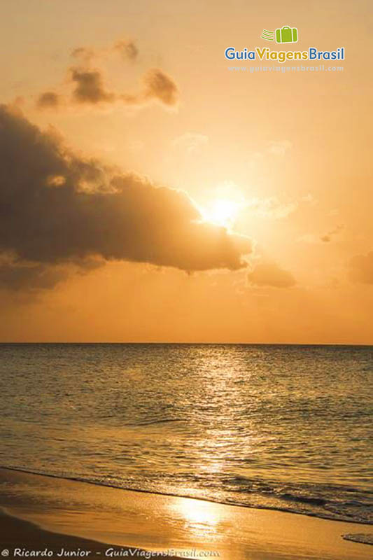 Imagem do pôr do sol, incrível na Praia da Conceição, em Fernando de Noronha, Pernambuco, Brasil. 