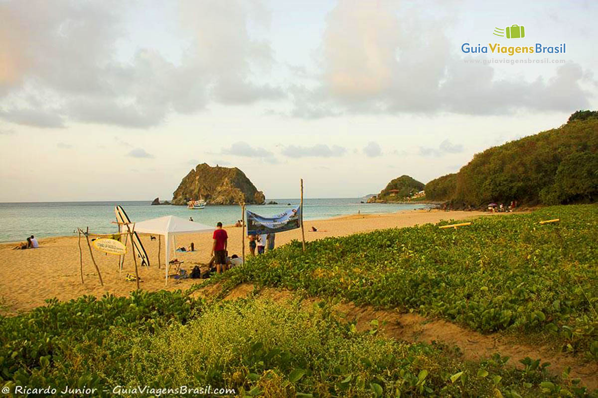 Imagem da barraca que aluga prancha de stand up e o mar da Praia da Conceição, em Fernando de Noronha, Pernambuco, Brasil.