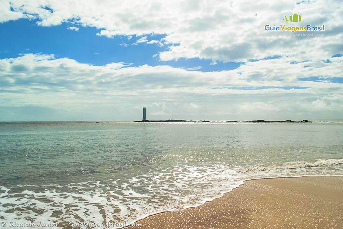 Imagem da Praia da Concha e ao fundo o farol da praia.