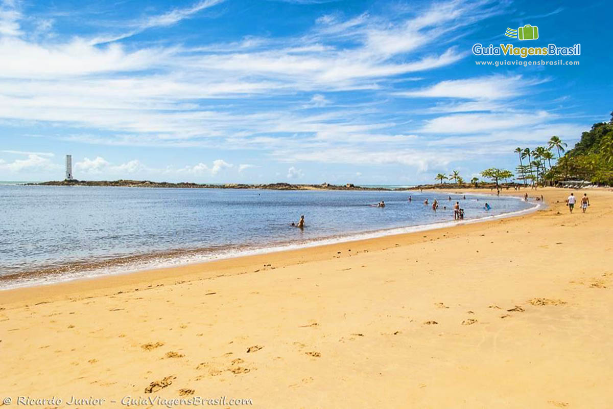 Imagem de turistas na Praia da Concha, em Itacaré.