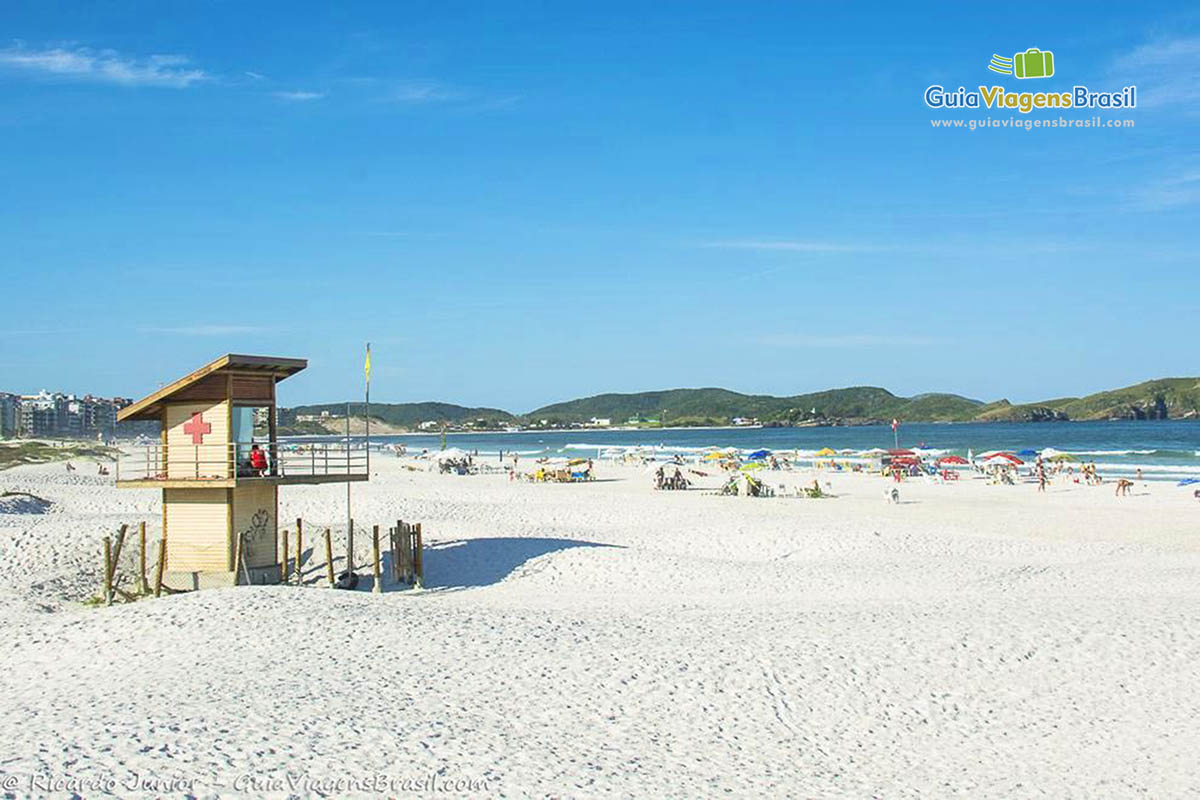 Imagem do Posto de Salva Vidas e do outro lado o belo mar.