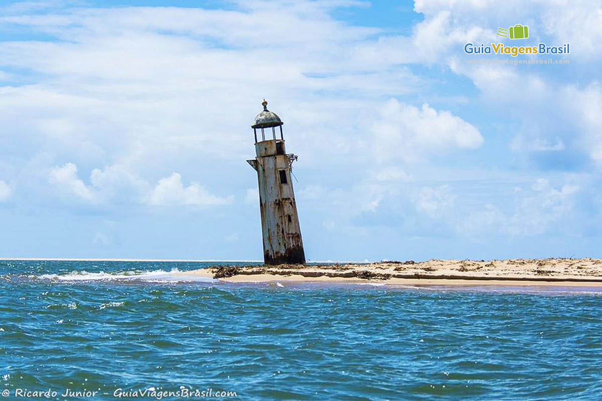 Imagem do belo Farol inclinado da Praia Foz Rio São Francisco, em Alagoas, Brasil.