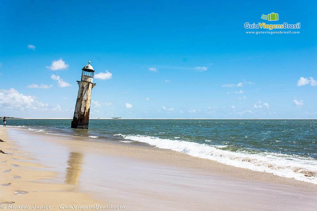 Imagem da Praia Foz Rio São Francisco e ao fundo vista do belíssimo farol, em Alagoas, Brasil.