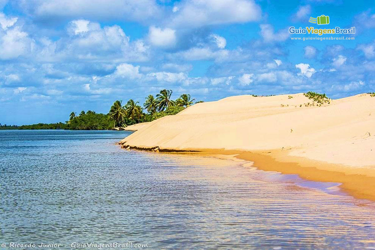 Imagem das águas do Rio São Francisco e das Dunas.