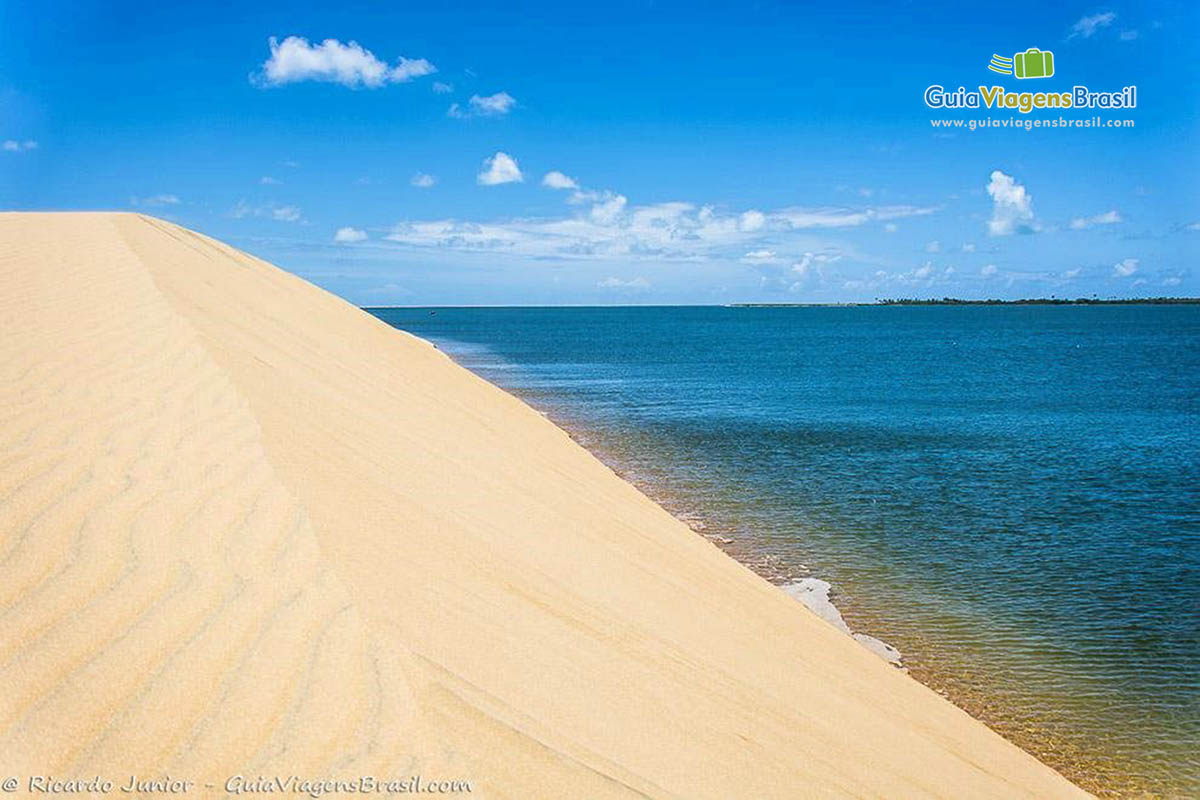 Imagem do topo das dunas com uma visão para a piscina natural que forma ao fundo, Foz Rio São Francisco, em Alagoas, Brasil.