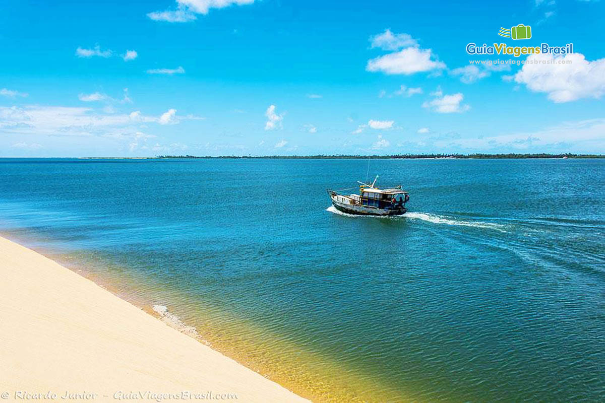 Imagem de uma linda tarde com barco no rio.