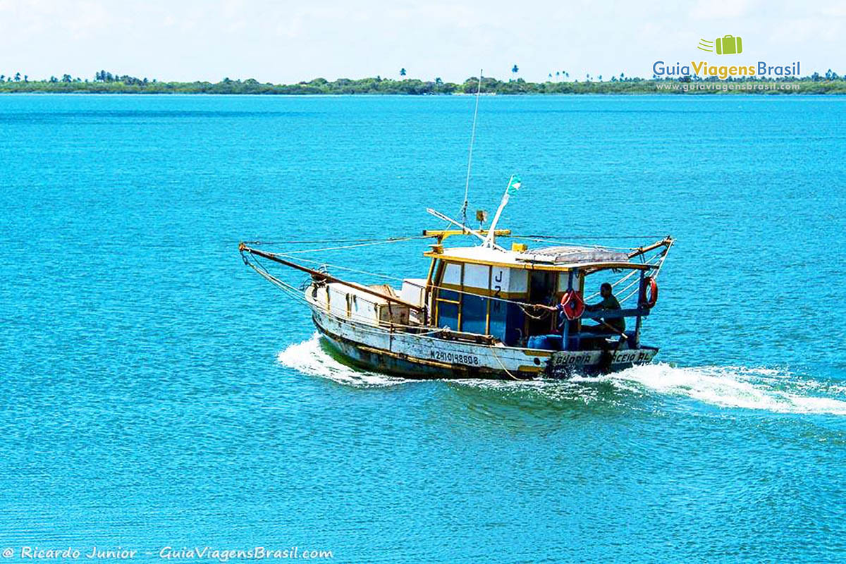 Imagem de belo barco navegando nas águas claras do velho Chico.