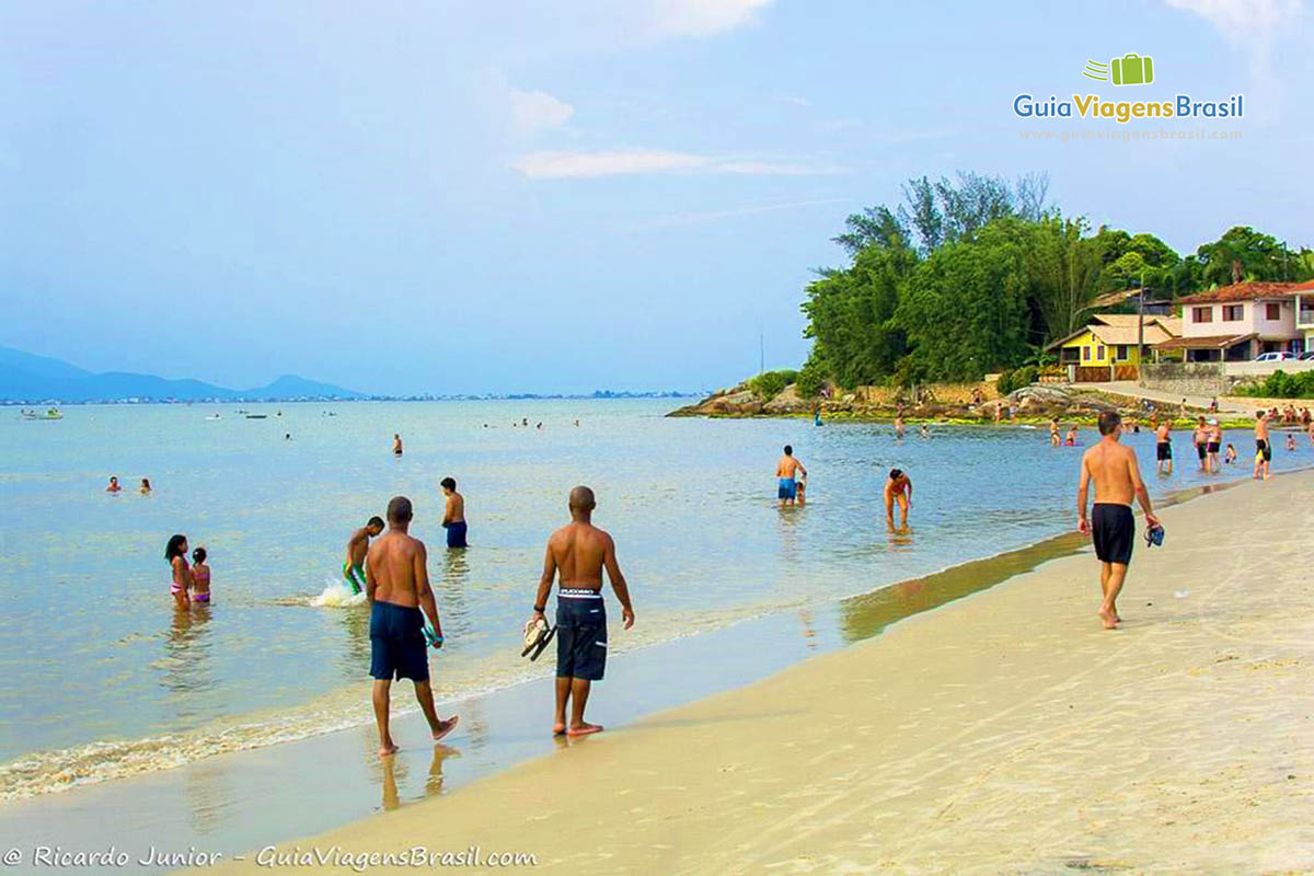 Imagem da movimentada Praia da Pinheira em Palhoça.