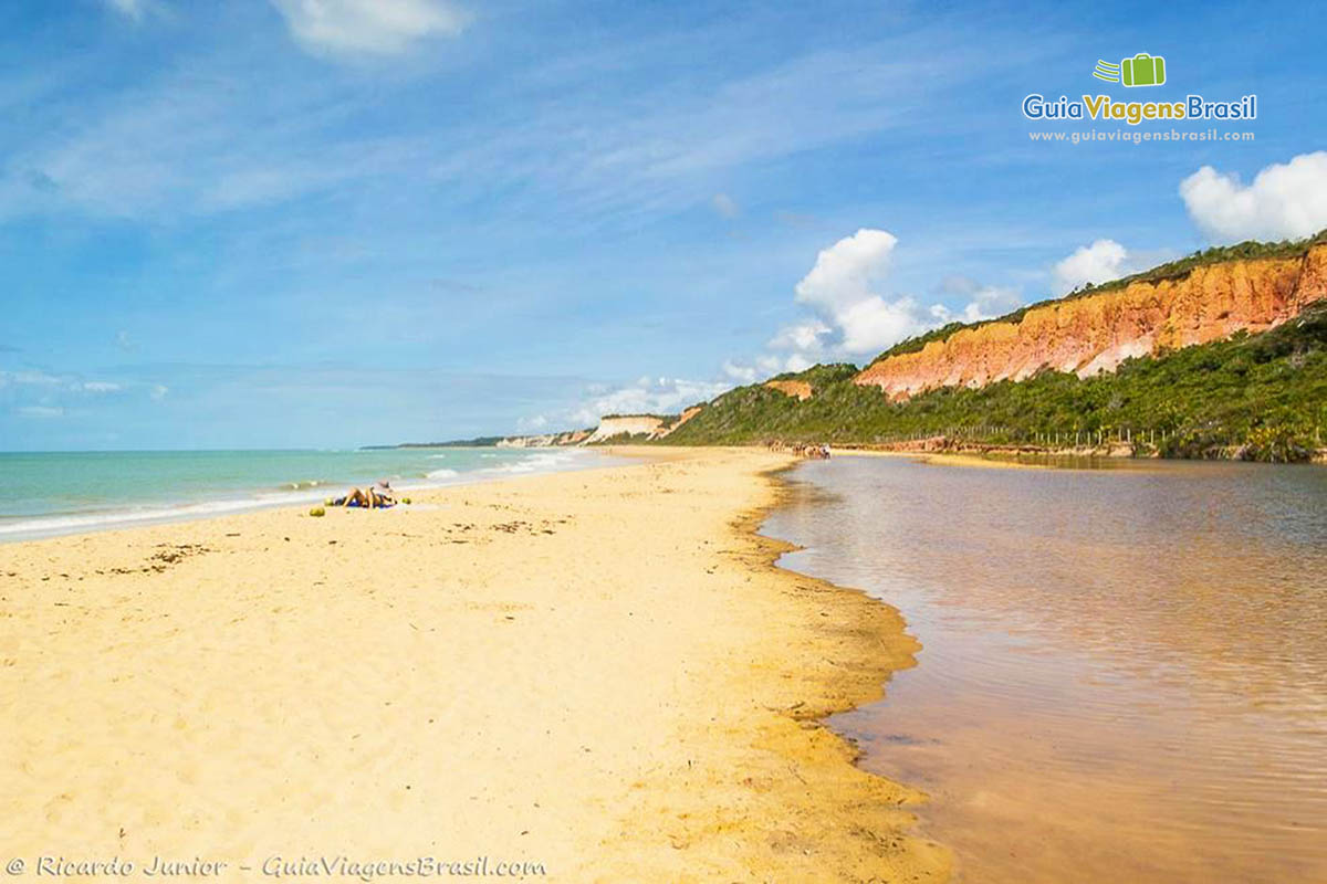 Imagem da praia e da piscina natural na Praia da Pitinga.