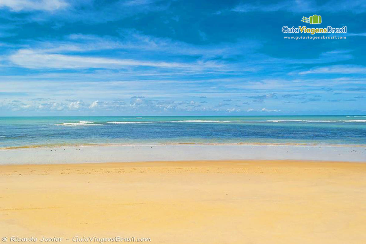 Imagem do mar azul que se confunde com o céu também azul da Praia de Ponta de Itapororoca.