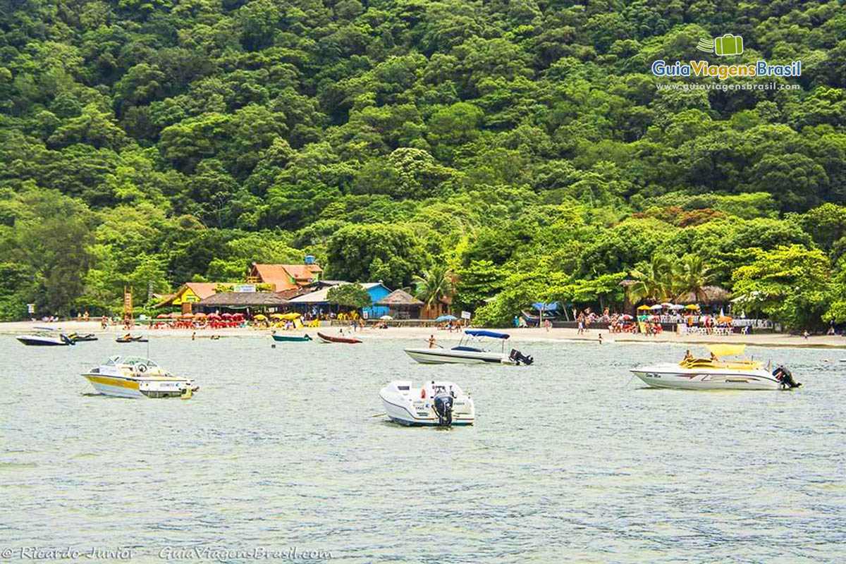 imagem de barcos nas águas da Praia da Prainha, na Ilha do Mel, Paraná, Brasil. 