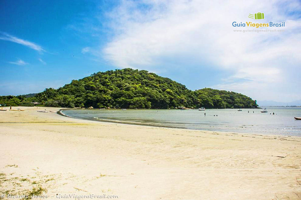 Imagem de toda extensão da Praia da Prainha, na Ilha do Mel, Paraná, Brasil.