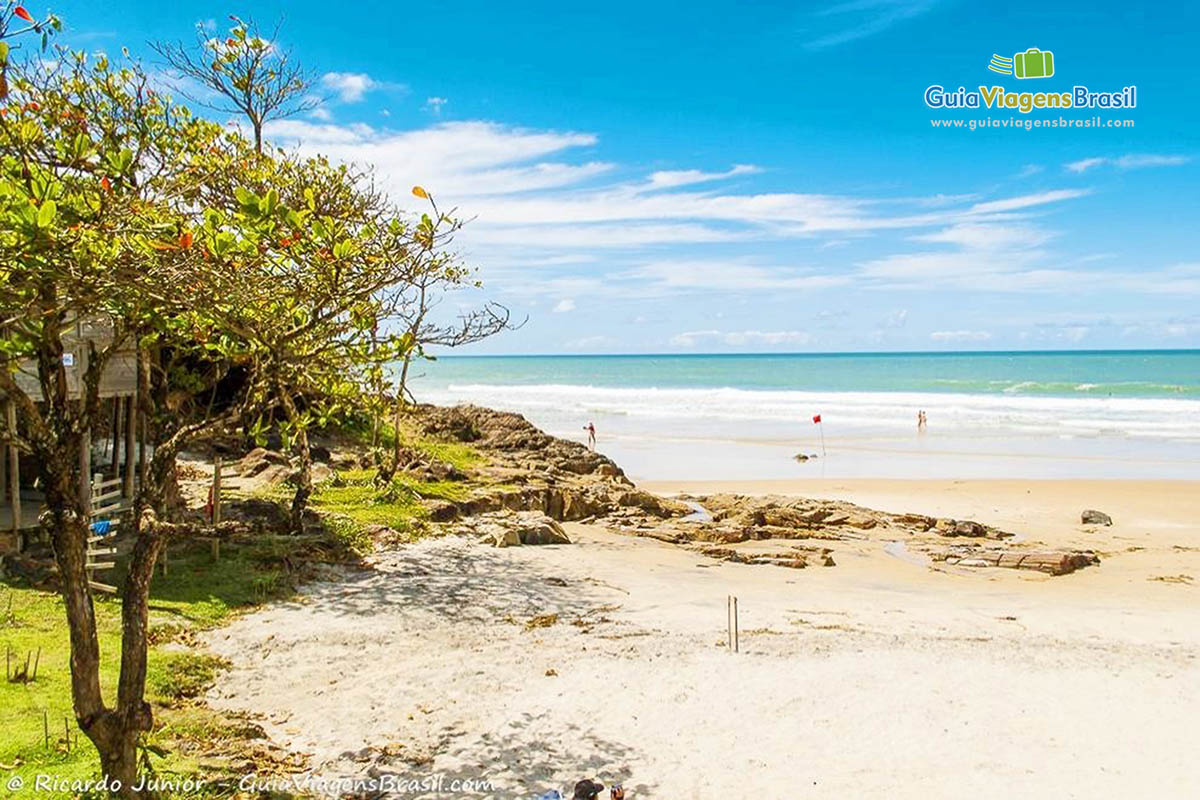 Imagem do canto da Praia da Tiririca, em Itacaré.