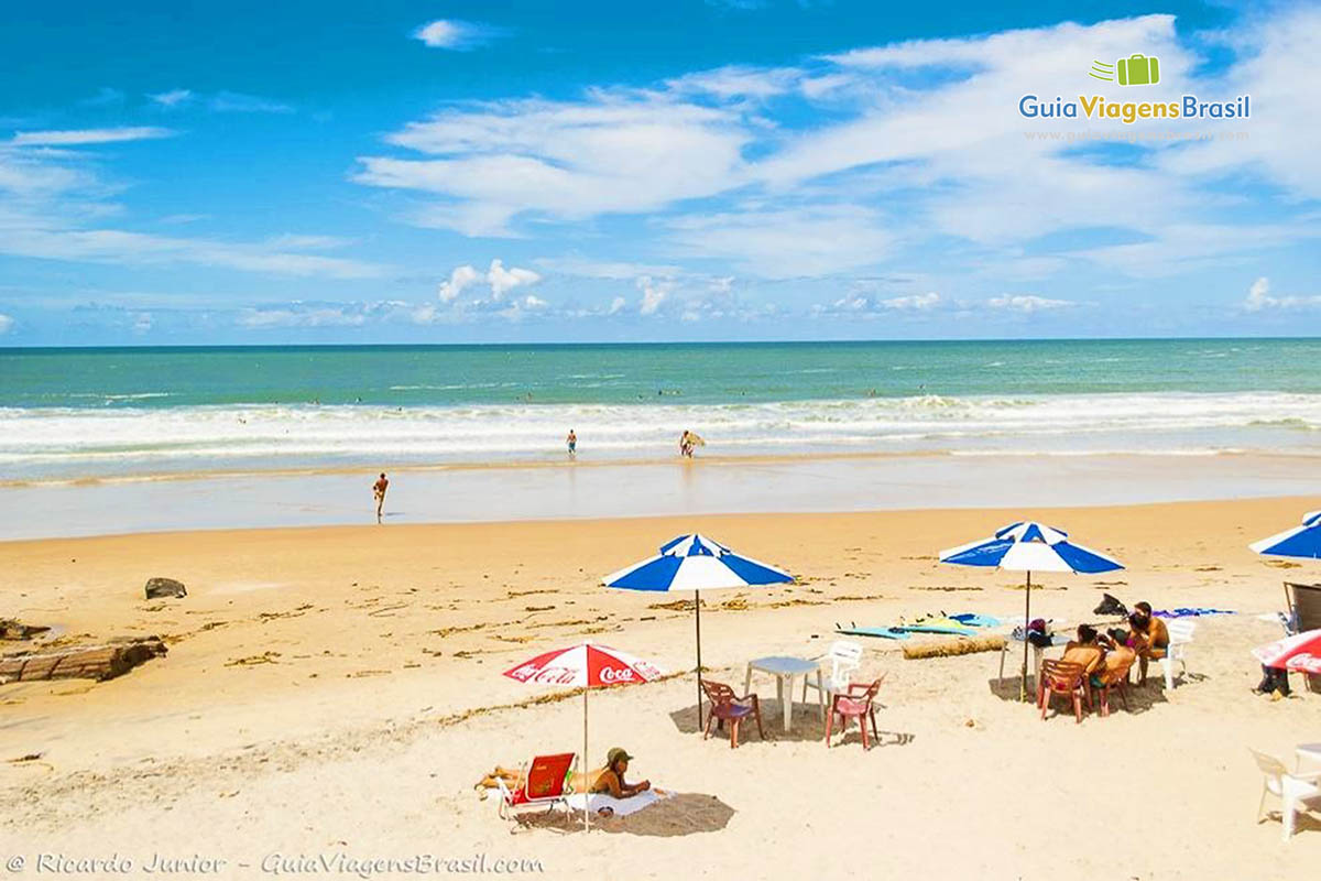 Imagem de cadeiras para turistas na praia.