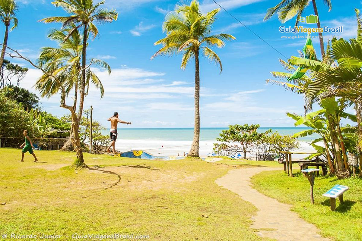 Imagem de um menino praticando o slackline.