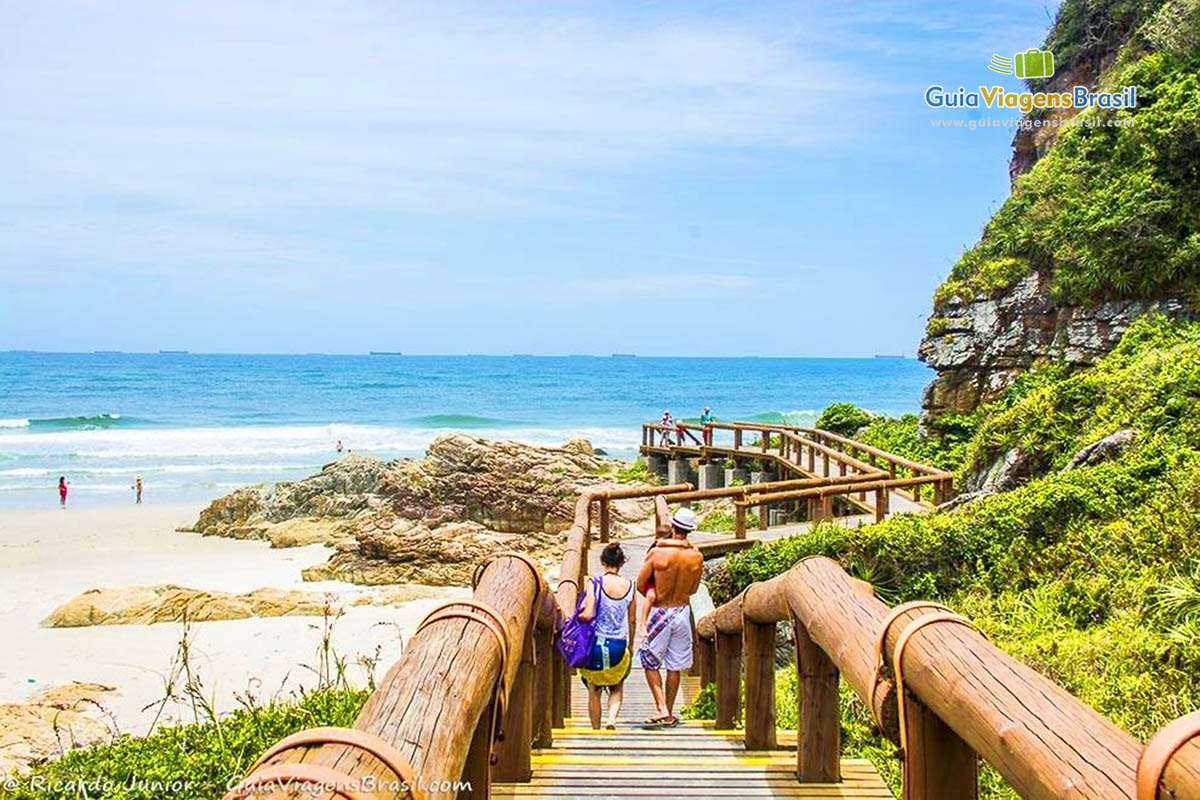 Imagem do deck na Praia das Encantadas, na Ilha do Mel, Paraná, Brasil.