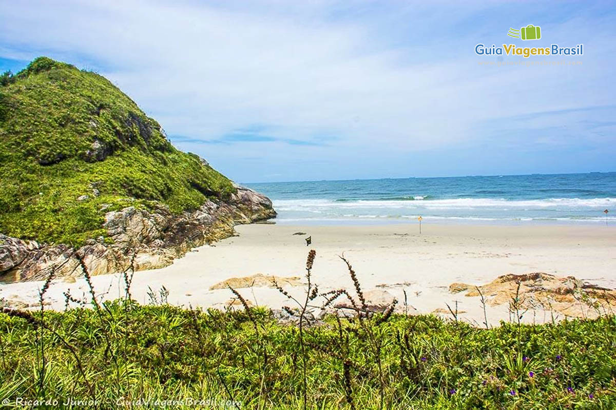 Imagem de uma das extremidades da Praia das Encantadas, na Ilha do Mel, Paraná, Brasil.