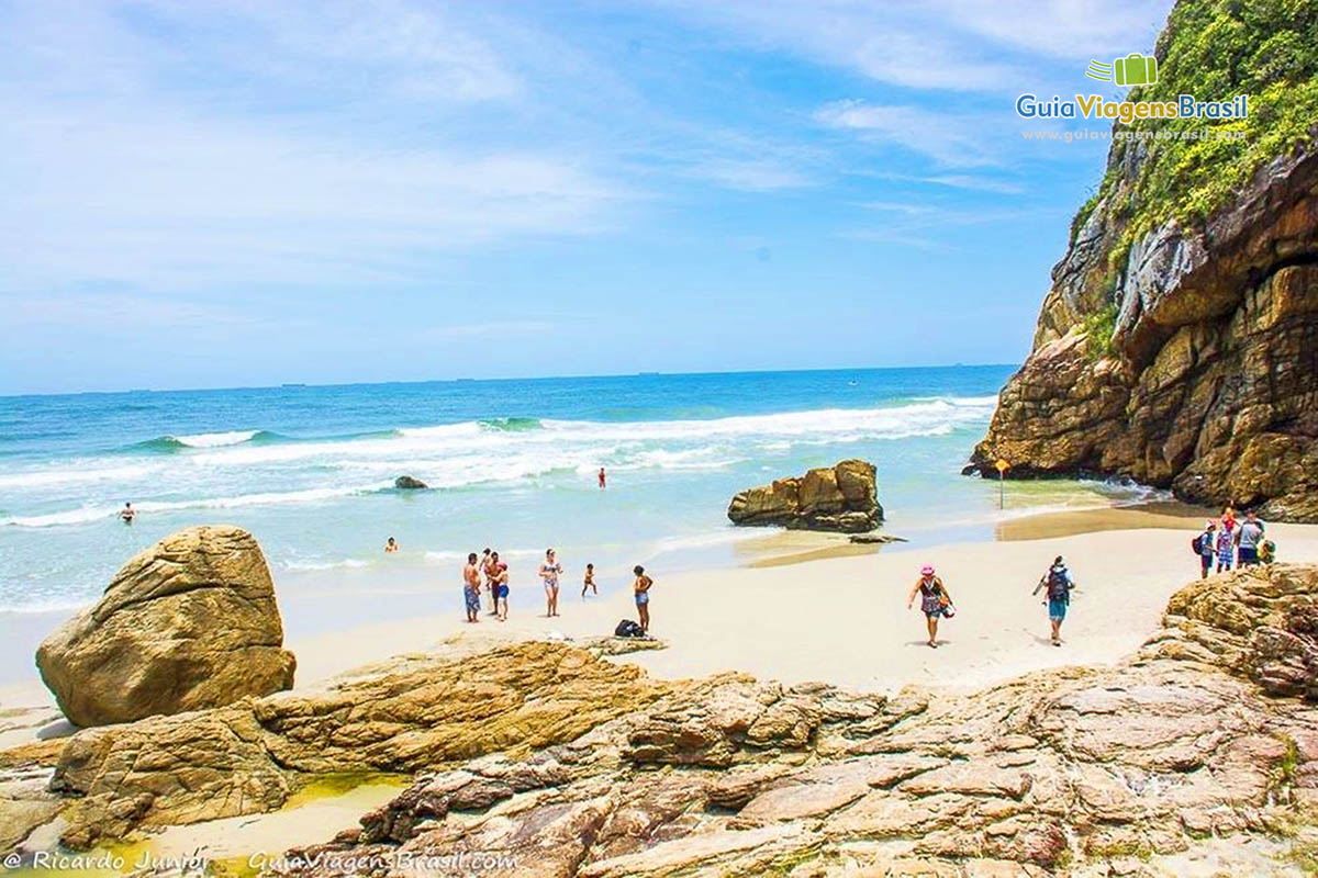 Imagem da chegada na Praia das Encantadas, na Ilha do Mel, Paraná, Brasil.