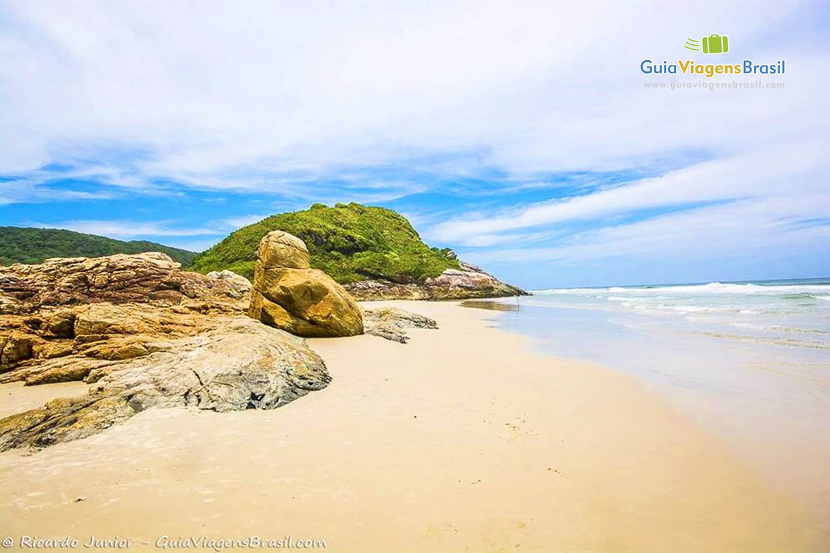 Imagem das pedras na Praia das Encantadas, na Ilha do Mel, Paraná, Brasil.