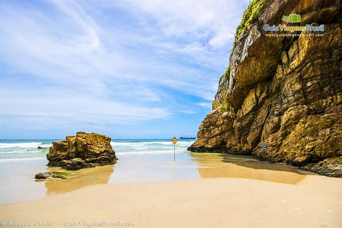 Imagem do canto da gruta, paisagem maravilhosa, na Ilha do Mel, Paraná, Brasil.