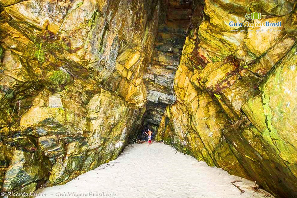 Imagem da Gruta das Encantadas, fenda feita pela erosão, ação do mar sobre a rocha, na Praia das Encantadas, na Ilha do Mel, Paraná, Brasil.