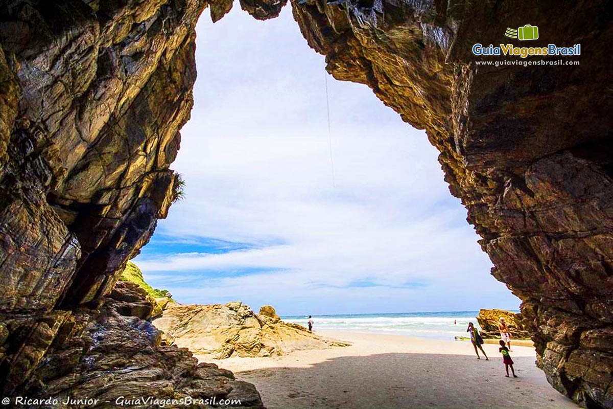 Imagem vista de dentro da gruta para a Praia das Encantadas, na Ilha do Mel, Paraná, Brasil.