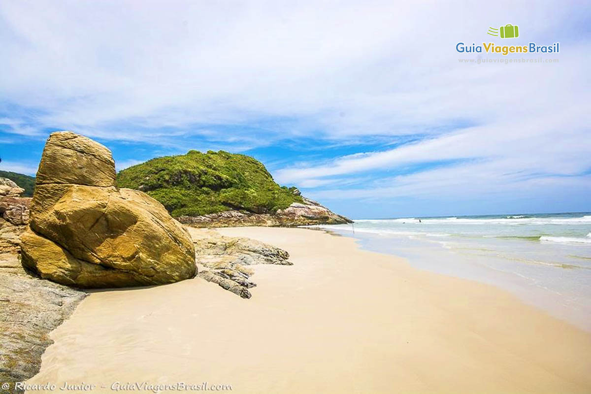 Imagem da linda Praia das Encantadas, na Ilha do Mel, Paraná, Brasil.