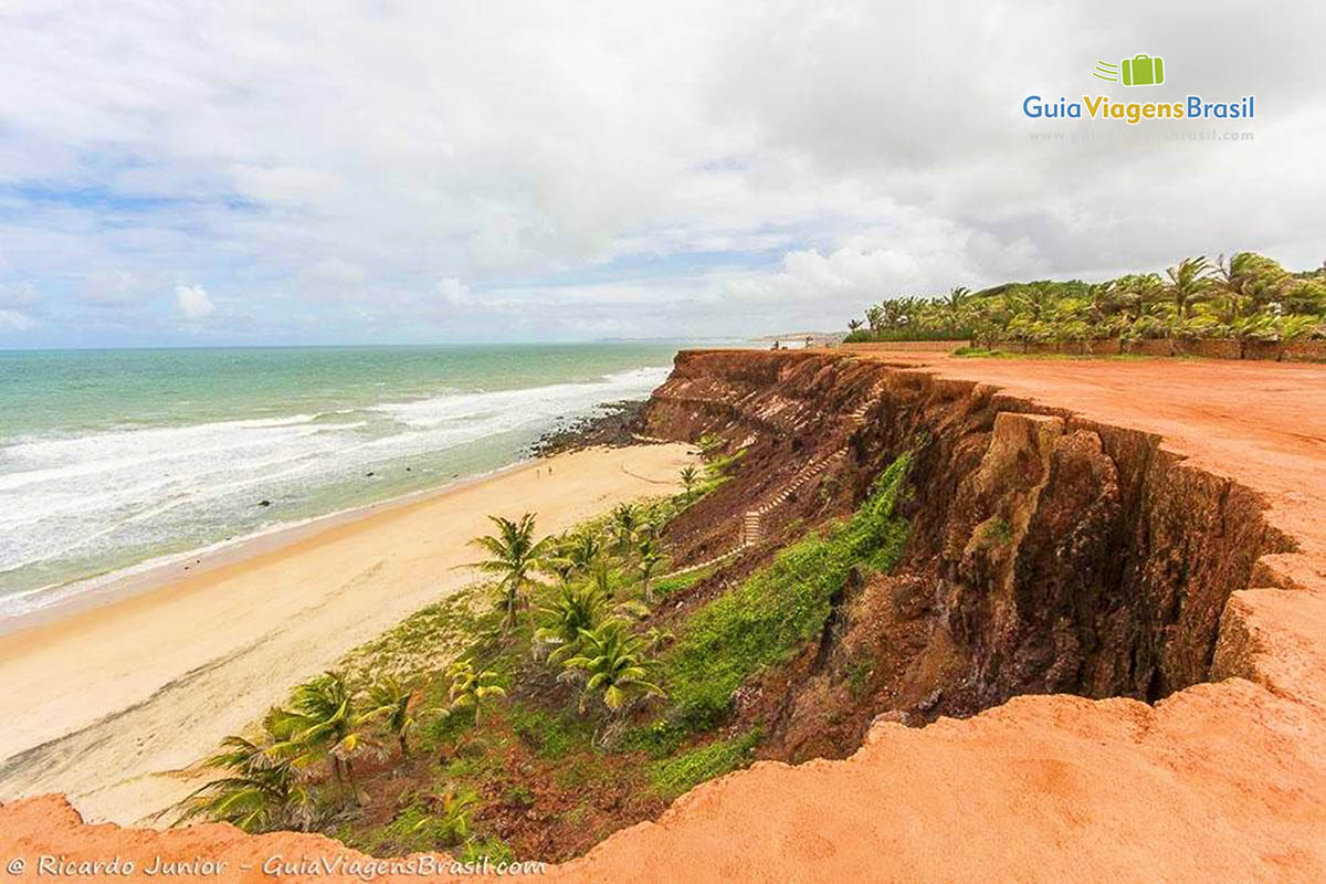 Imagem da falésia da Praia das Minas e do exuberante mar.