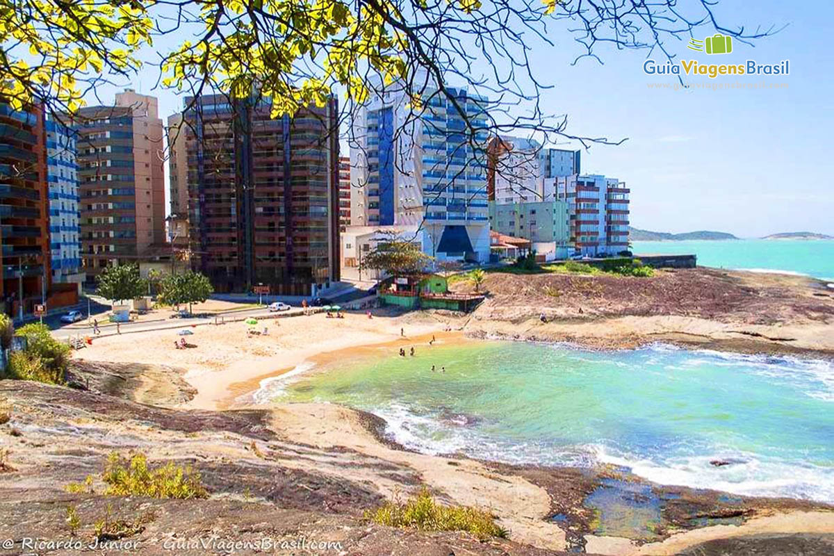 Imagem do alto da pequena Praia Virtudes, porém grande na beleza.