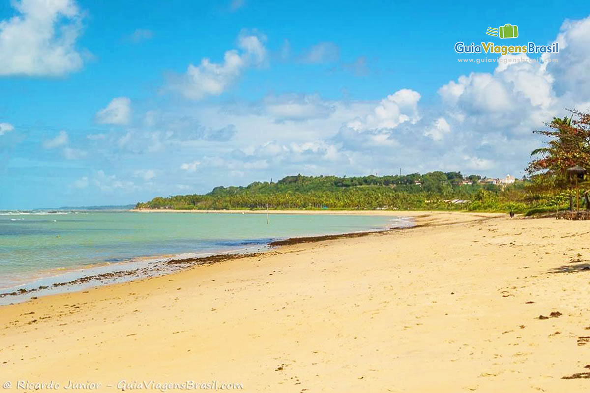 Imagem da extenção da Praia de Araçaípe.