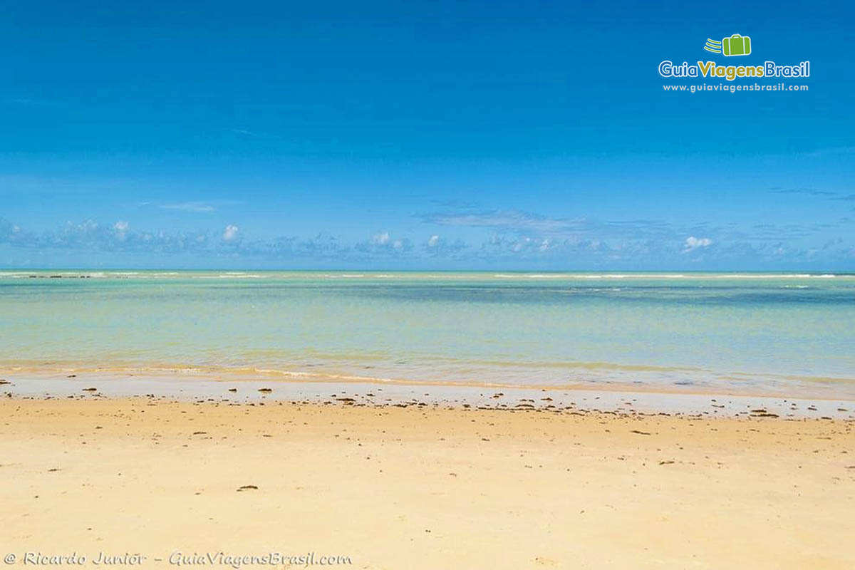 Imagem das águas transparentes da praia.