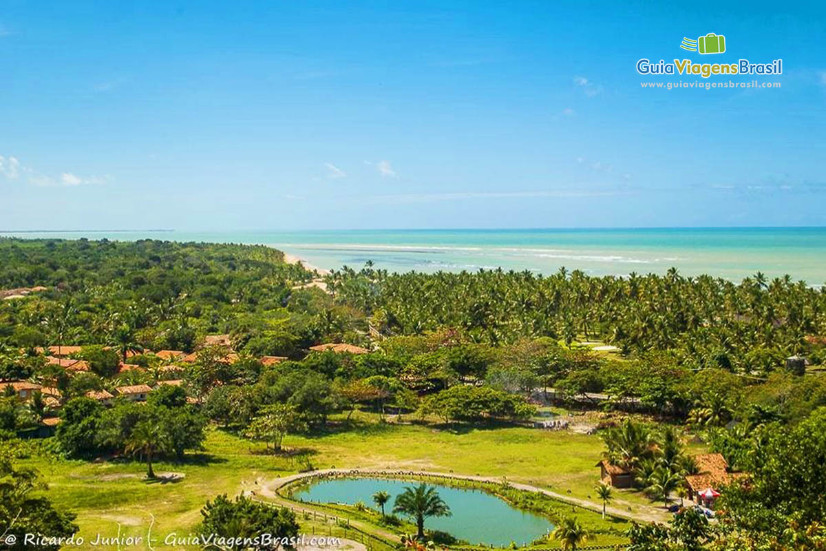 Imagem aérea da Praia de Aracaípe, em Arraial.