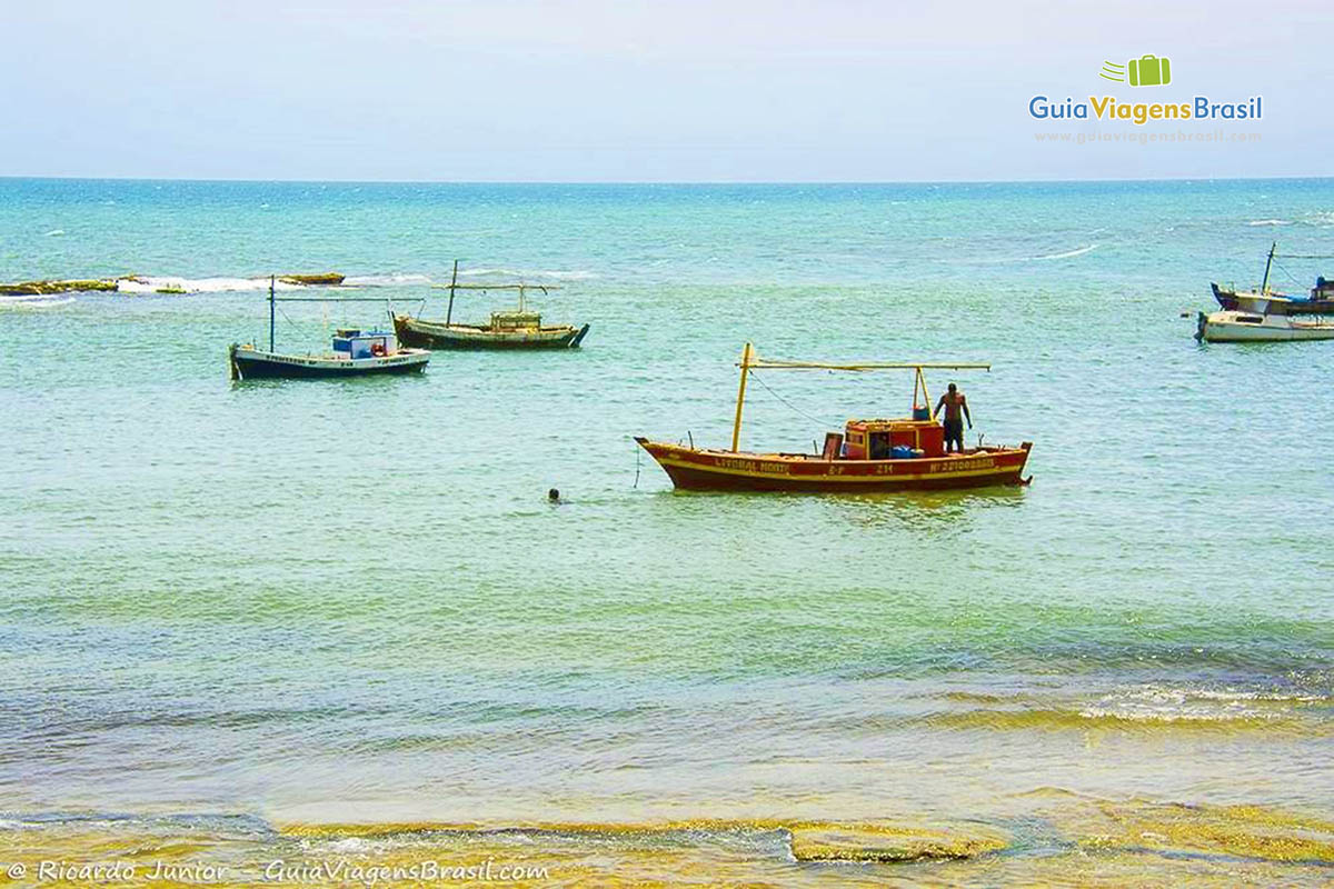 Imagem e barco de pescadores no mar.