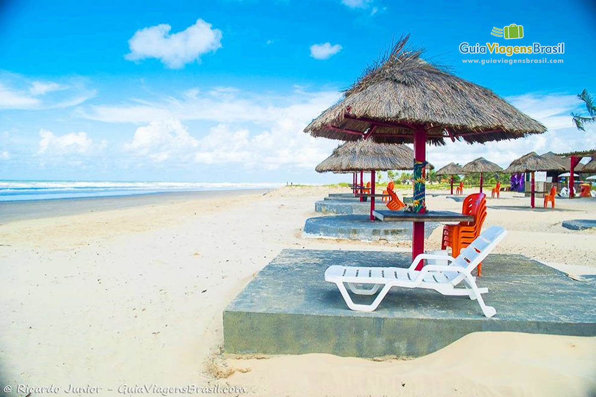 Imagem de quiosques nas areias da Praia de Aruana, em Aracaju.